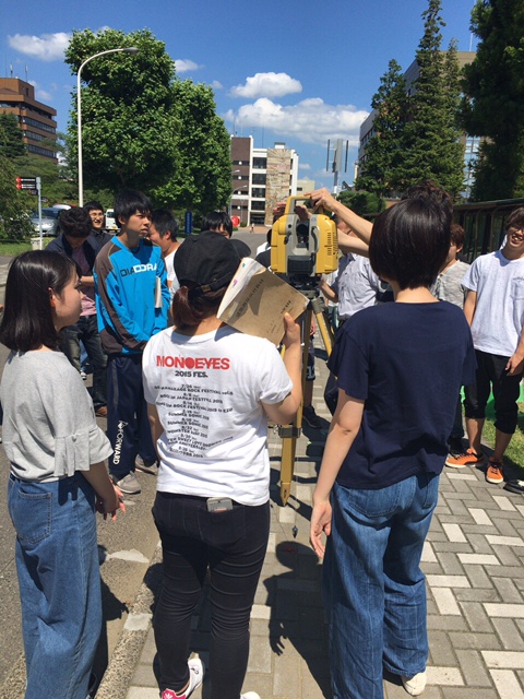 日本大学工学部で最新測量の講義の画像