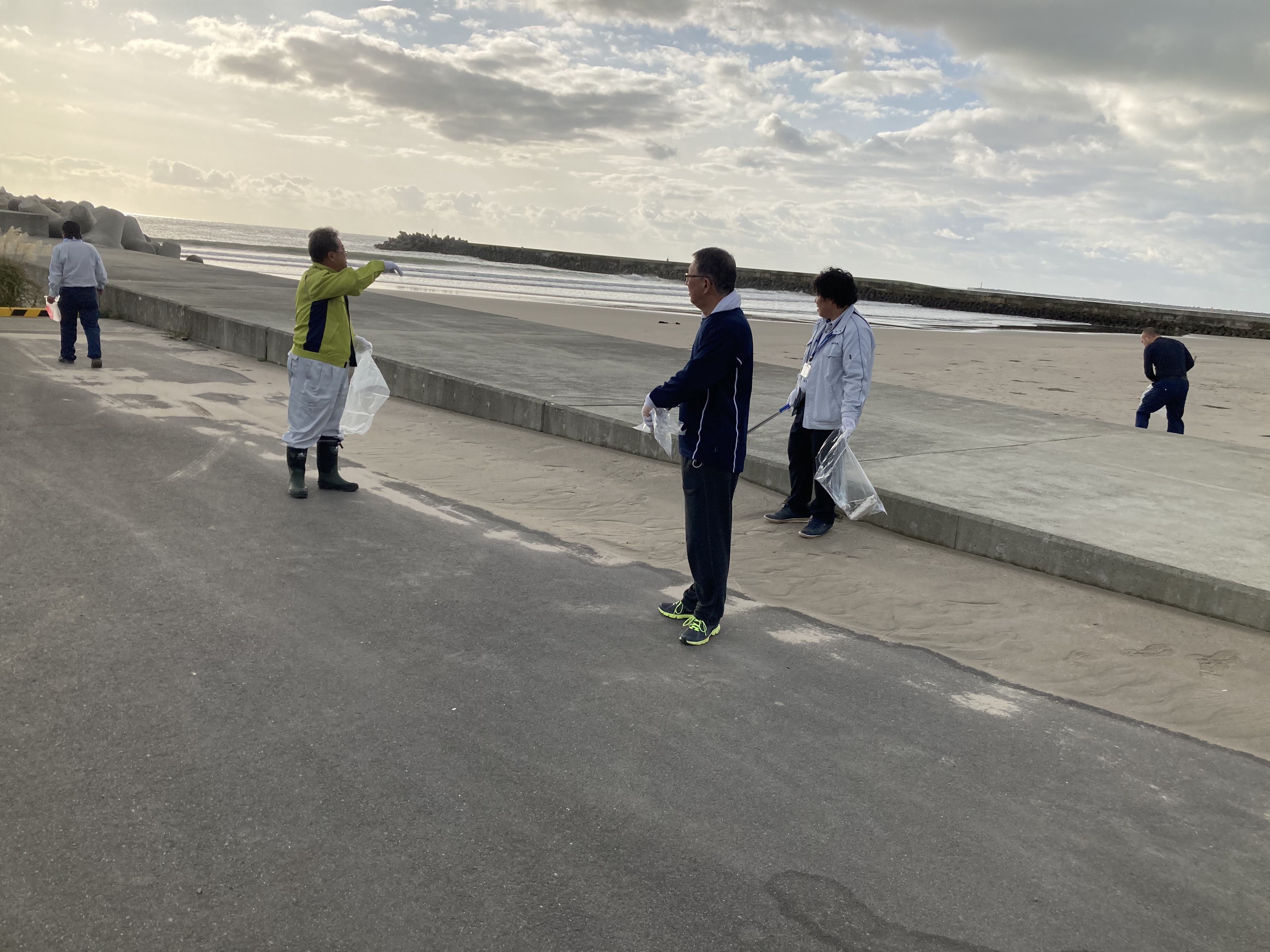 【CSR活動】富岡の海のごみ拾い初めました。の画像