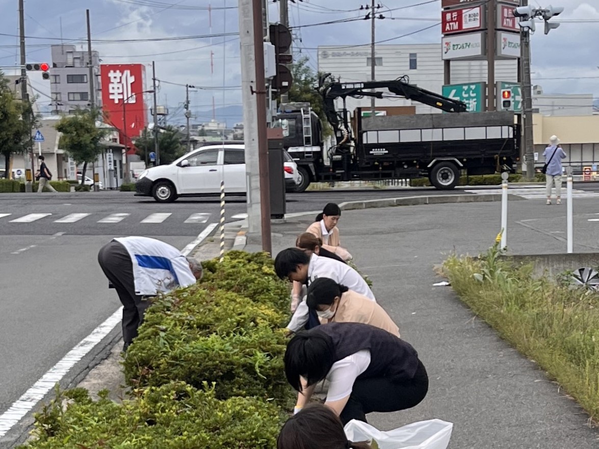 アイラブロードの除草作業を行いました。の画像