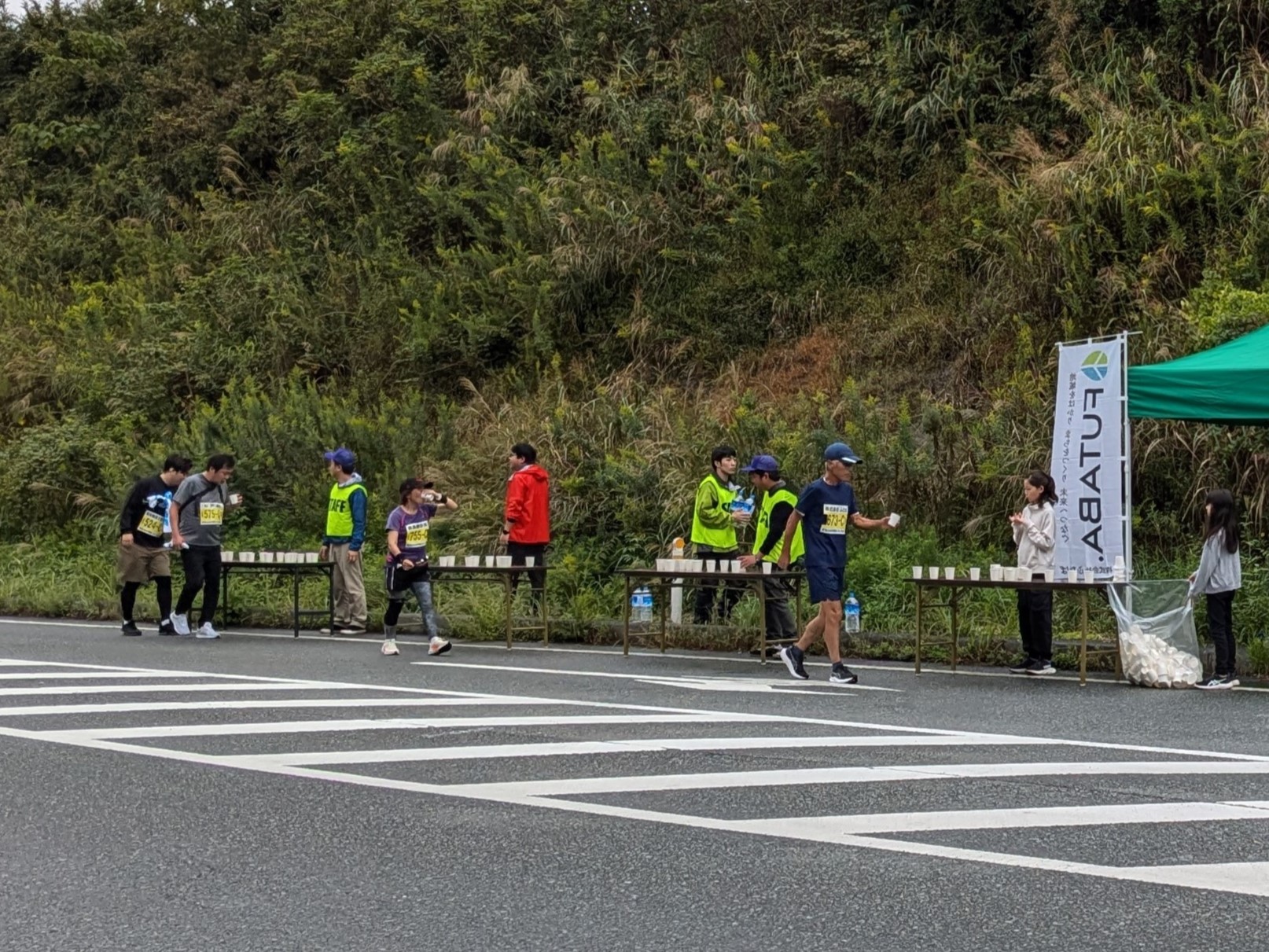 とみおか復興ロードレース大会にて給水ボランティアを行いました。の画像