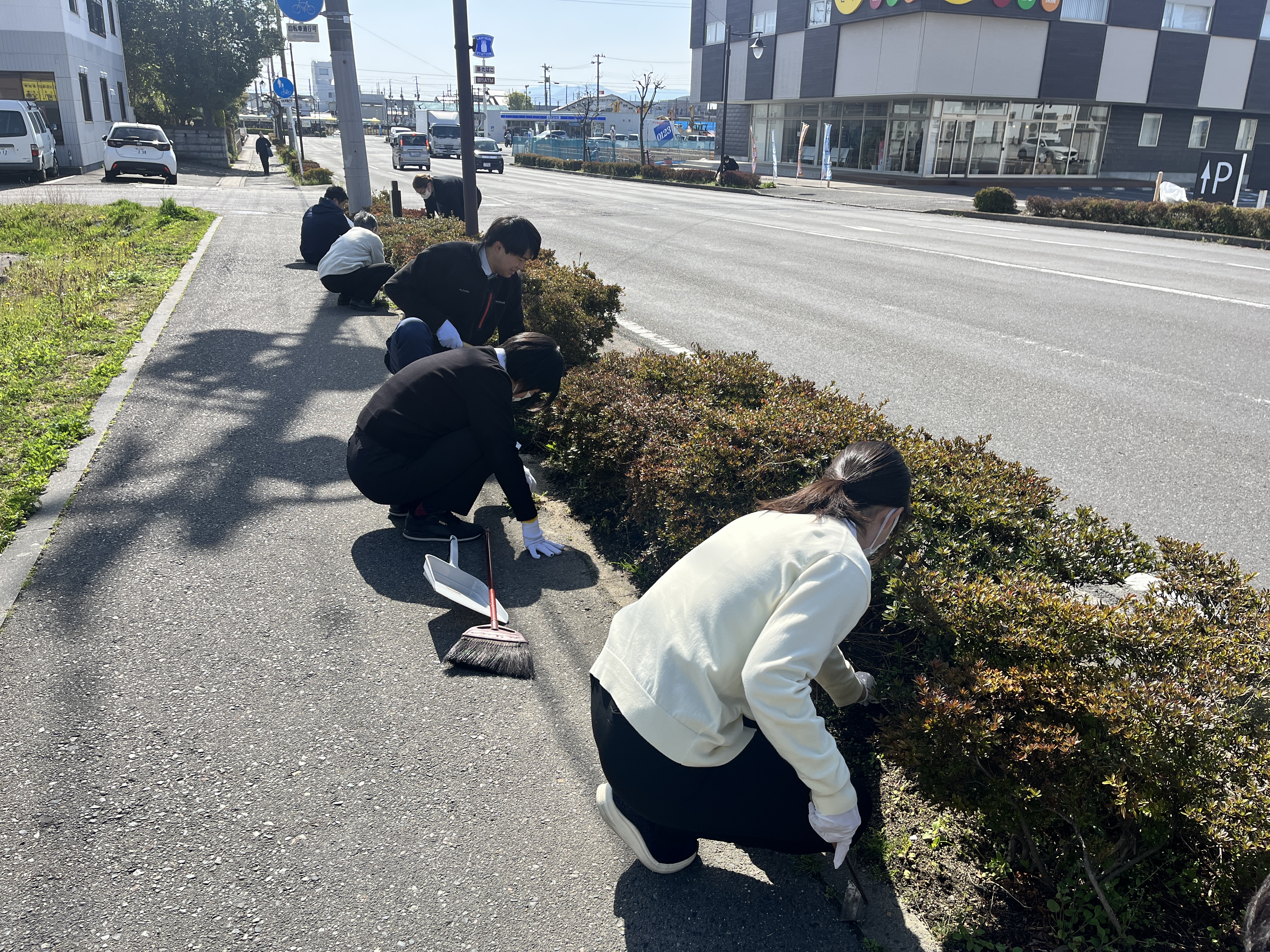 アイラブロードの除草作業を行いました。の画像